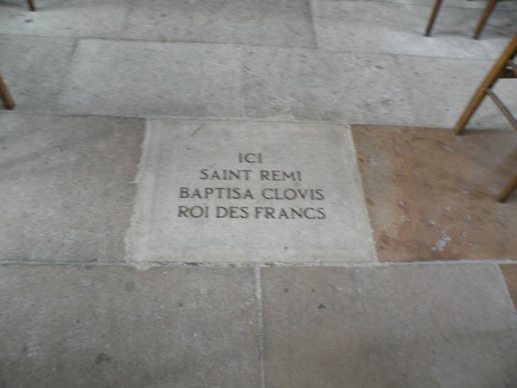  inscription sur le sol de la cathédrale